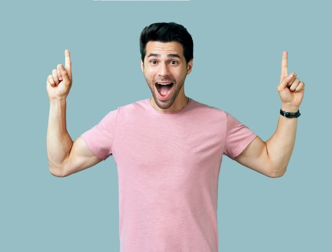 Jeune homme heureux d'avoir réussi son permis