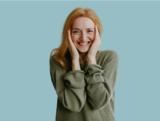 Jeune femme heureuse d'avoir obtenu son permis B