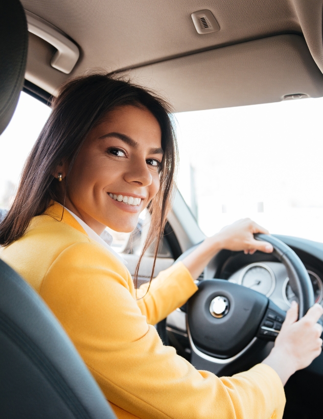 jeune femme au volant d'une voiture