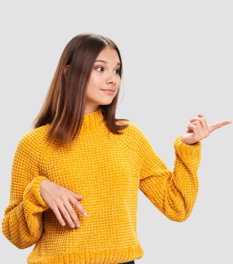 Jeune femme heureuse d'avoir obtenu son permis AM