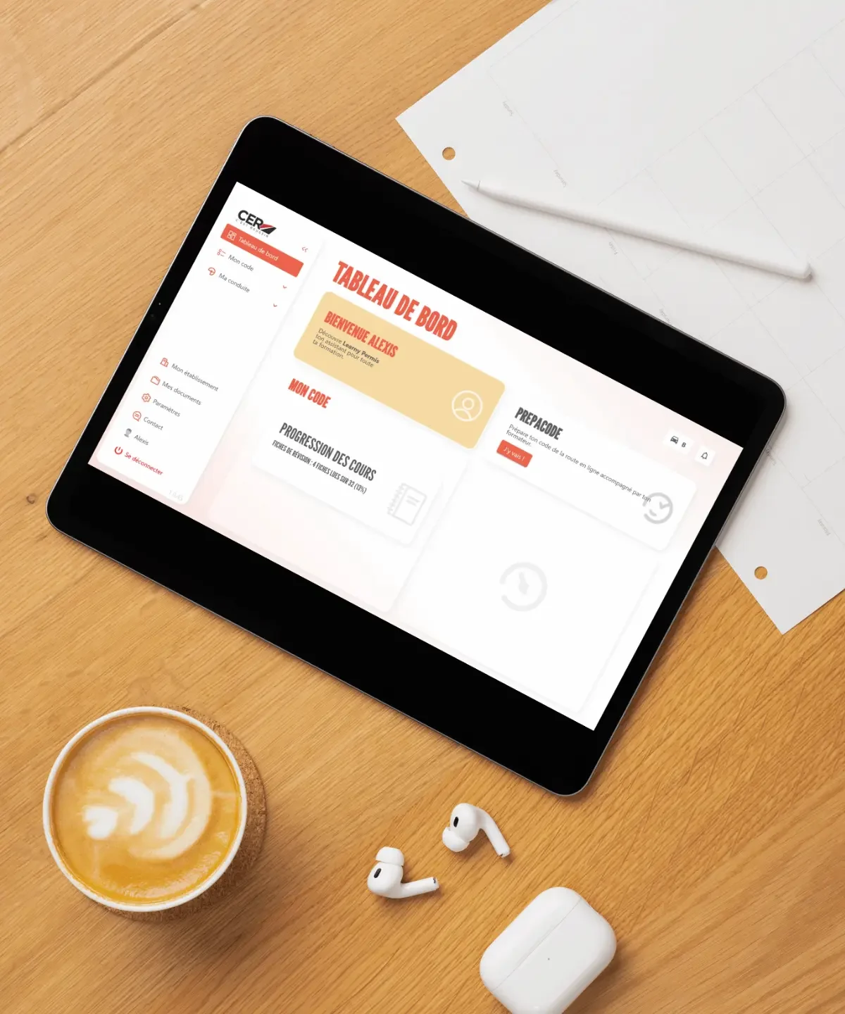 Tablette affichant le tableau de bord d’une plateforme de formation en ligne CER
