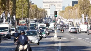 Circulation urbaine dense avec voitures, bus, motos et feux tricolores – Apprentissage des règles générales et du changement de direction avec le code de la route en ligne CER