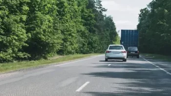 Voiture dépassant un véhicule sur une route à double sens – Apprentissage du code de la route en ligne avec CER