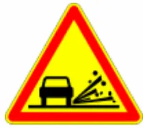 Panneau de signalisation AK22 indiquant un danger de projection de gravillons sur la chaussée – code de la route CER.