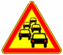 Panneau triangulaire AK30 indiquant un danger de ralentissements ou d’embouteillages sur la route – code de la route CER.