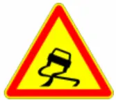 Panneau de danger AK4 du Code de la route signalant une chaussée glissante, utile pour l’entraînement CER.