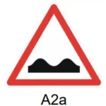 Panneau de danger A2a signalant un cassis ou dos-d’âne – Code de la route en ligne CER