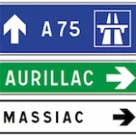 Panneaux de direction routière indiquant une autoroute, une ville et une localité – Signalisation du code de la route en ligne avec CER