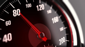 Compteur de vitesse affichant 80 km/h – Révision du code de la route en ligne CER sur la vitesse, le contrôle et les conséquences